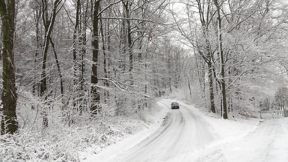 Na co zwracać uwagę podczas jazdy autem zimą